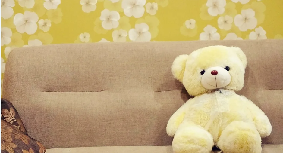 7 Tips on How to Clean a Fabric Couch